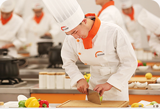 初中生学厨师 - 厦门新东方烹饪学校