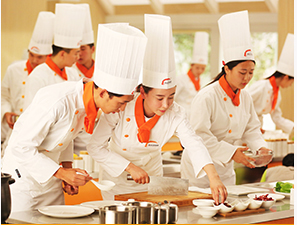 初中生学厨师 - 厦门新东方烹饪学校