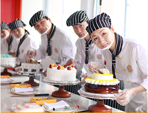 初中生学厨师 - 厦门新东方烹饪学校