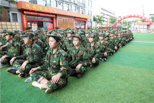 厦门新东方烹饪学校2018秋季军训汇演暨表彰