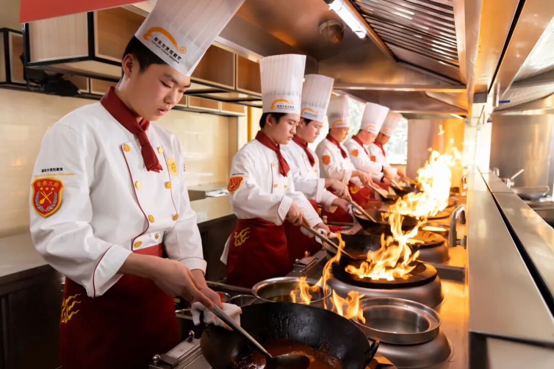 厦门新东方烹饪学校:标准化中餐实操课堂来了