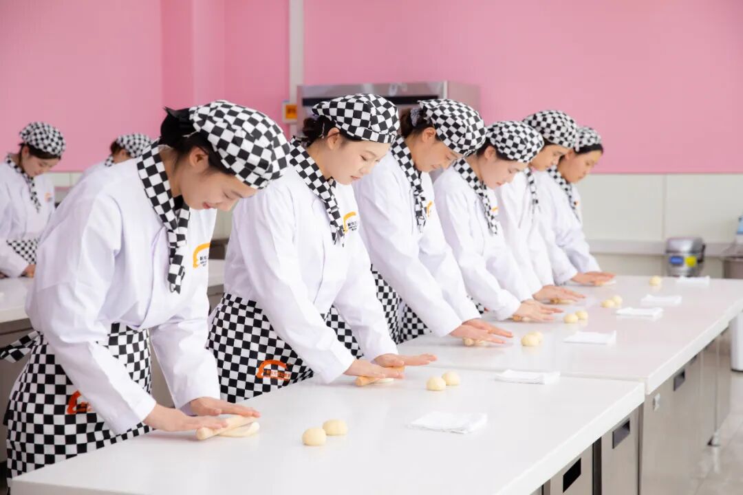 【厦门学烘焙】学西点烘焙的8大理由!学一门手艺永不怕失业