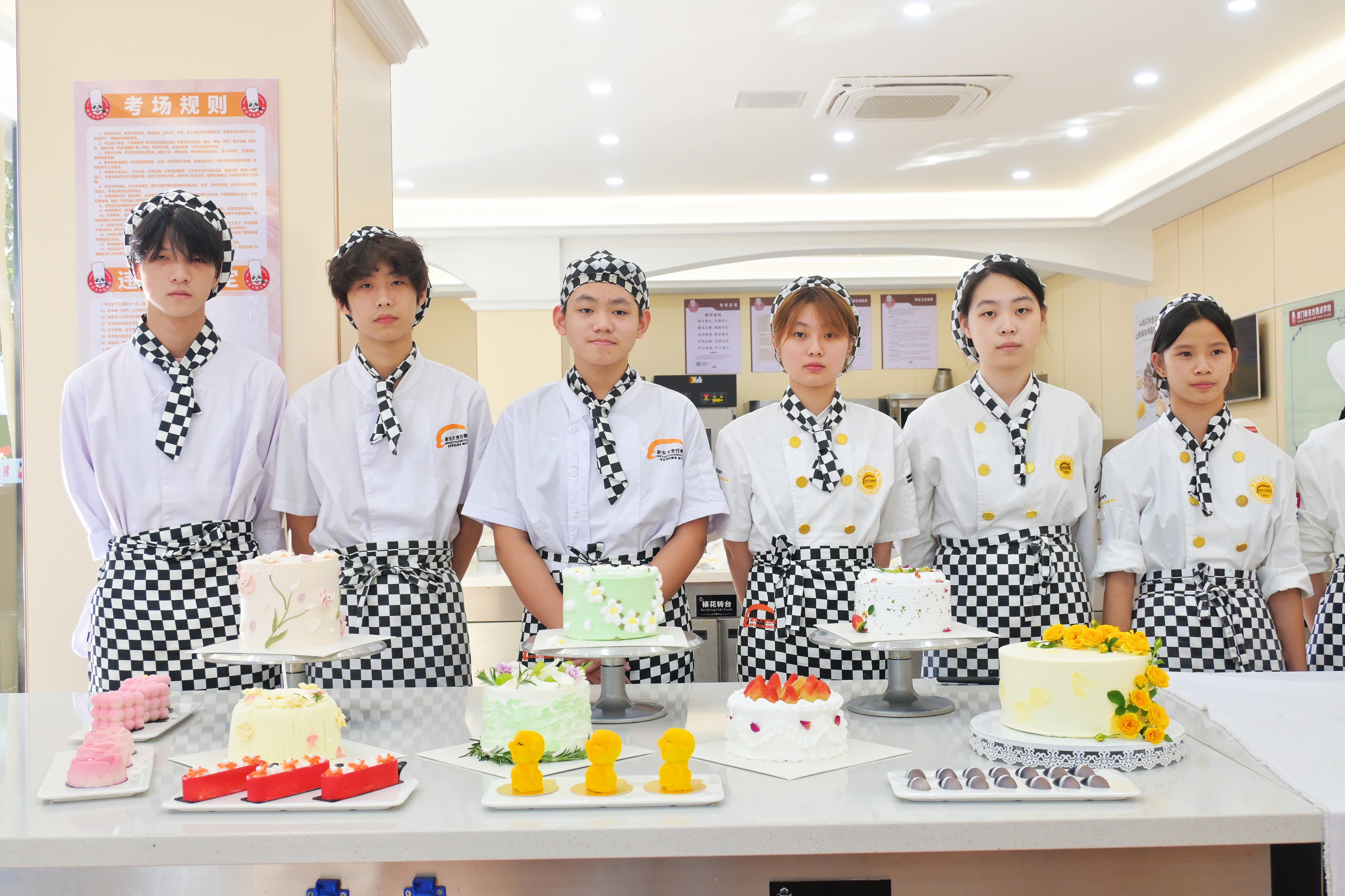 �٣���˵������ѡ����決ѧУ����Щ����������ĵ���