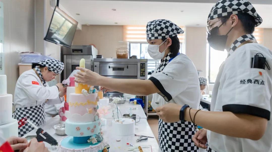 男生学甜点好不好?来厦门新东方烹饪学校看看