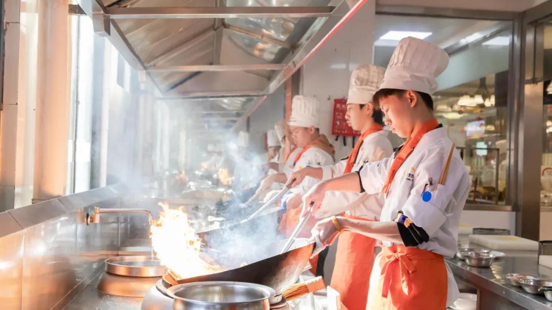 想学一门手艺走天下,那么学厨师值得推荐!